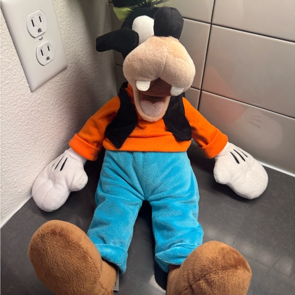 Disney ‘Goofy’ Plush - Picture 3 of 4